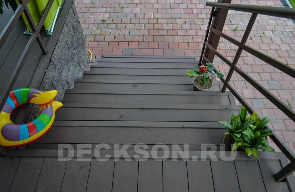 Лестница на террасу из композитной доски фото