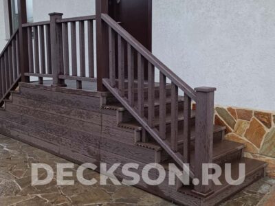 Надежность и стиль: построенная лестница из ДПК с металлическим каркасом.